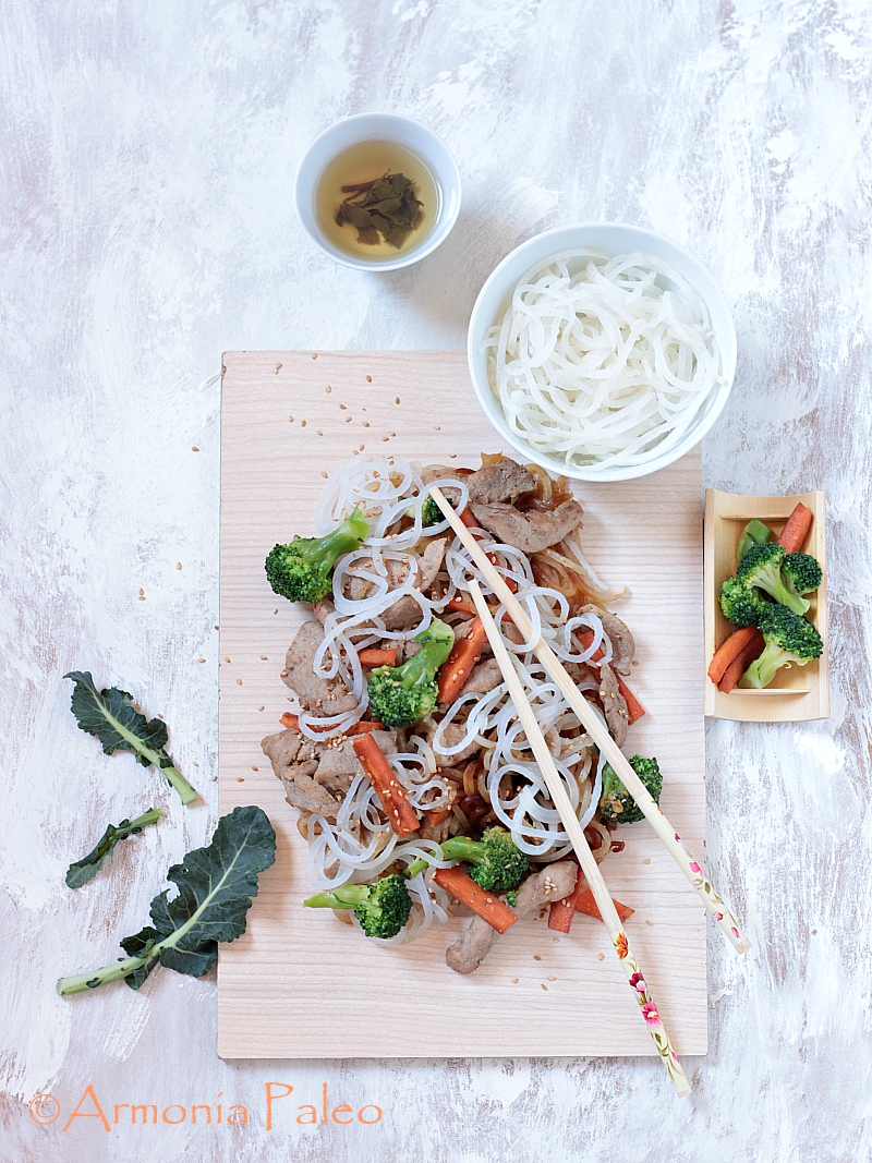Spaghetti di Daikon con Maiale e Verdure all’Asiatica 