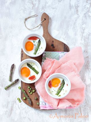 Uova in Cocotte con Asparagi e Salmone Selvaggio Affumicato